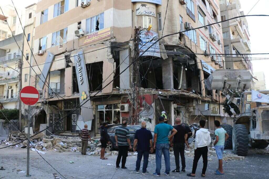 בניין בנק קרד אלחסן בלבנון הרוס לאחר הפצצות. | AFP