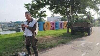 ד"ר נאמן מניח תפילין בשדרות ב־8 באוקטובר, יום לפני הקרב ליד בצומת שער הנגב. | ס. פרמדיק מילואים