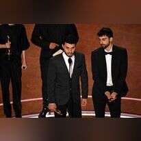 יוצרי "אין ארץ אחרת" בטקס פרסי האוסקר. | EPA