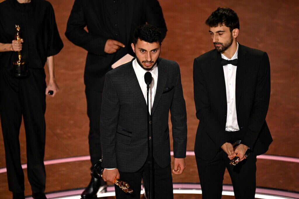 יוצרי "אין ארץ אחרת" בטקס פרסי האוסקר. | EPA יוצרי "אין ארץ אחרת" בטקס פרסי האוסקר. | EPA