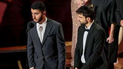 יוצרי "אין ארץ אחרת" בטקס פרסי האוסקר. | EPA