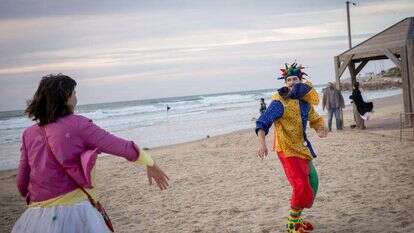 זוג בתחפושת על חוף הים. | מרים אלסטר - פלאש 90