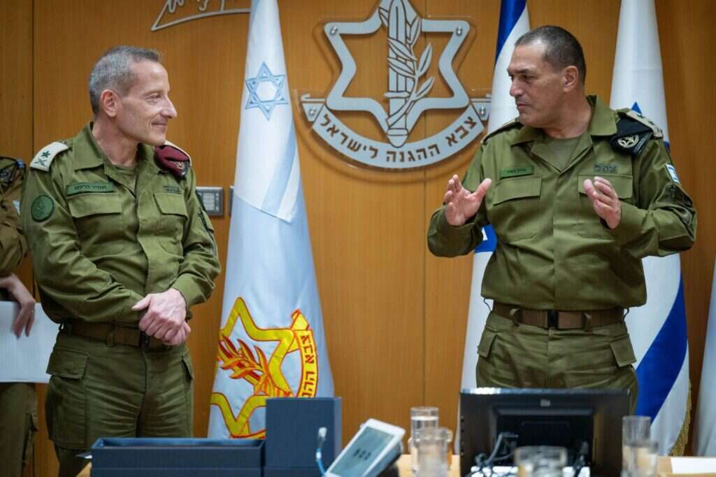הרמטכ"ל אייל זמיר וסגן הרמטכ"ל היוצא אמיר ברעם. | דובר צה"ל