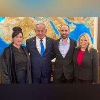 ראש הממשלה בנימין נתניהו ורעייתו שרה עם שורדי השבי טל ועדי שוהם. | דוברות ראש הממשלה