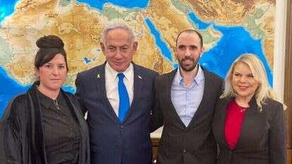 ראש הממשלה בנימין נתניהו ורעייתו שרה עם שורדי השבי טל ועדי שוהם. | דוברות ראש הממשלה