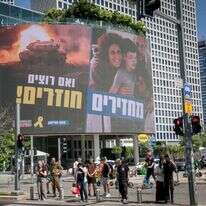 שלט הקורא להחזרת החטופים. | מרים אלסטר - פלאש 90
