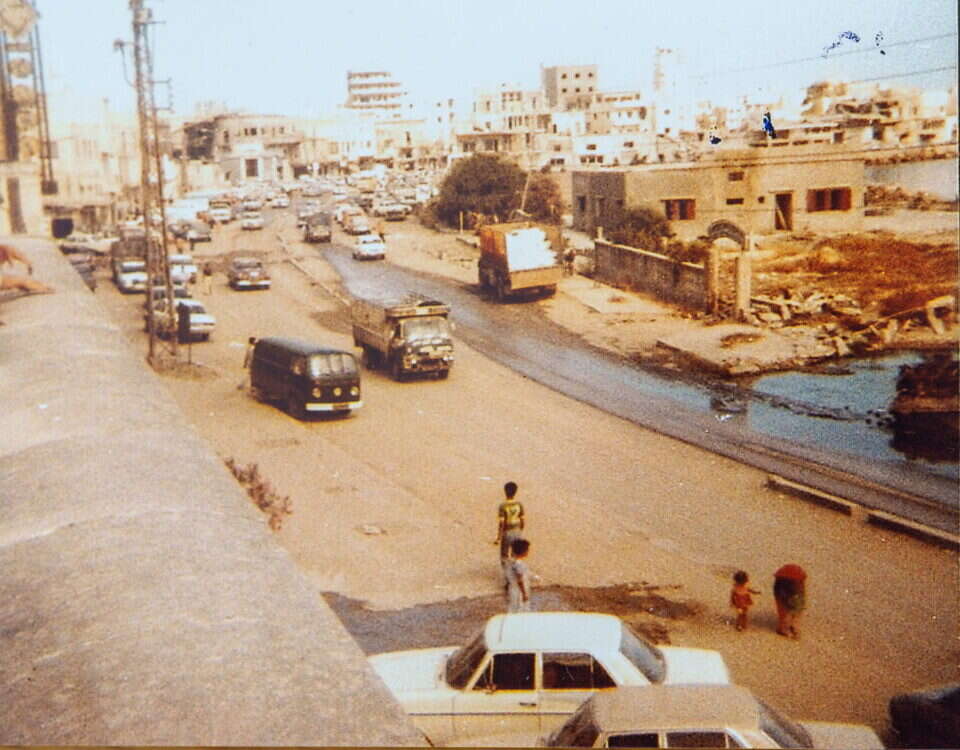 דחפורים הגיעו לפנות הריסות ואנשי מקורות טיפלו בצינורות המים שניזוקו בהפגזות. צור. | באדיבות פרופ' יוסף דנה מאלבומו הפרטי