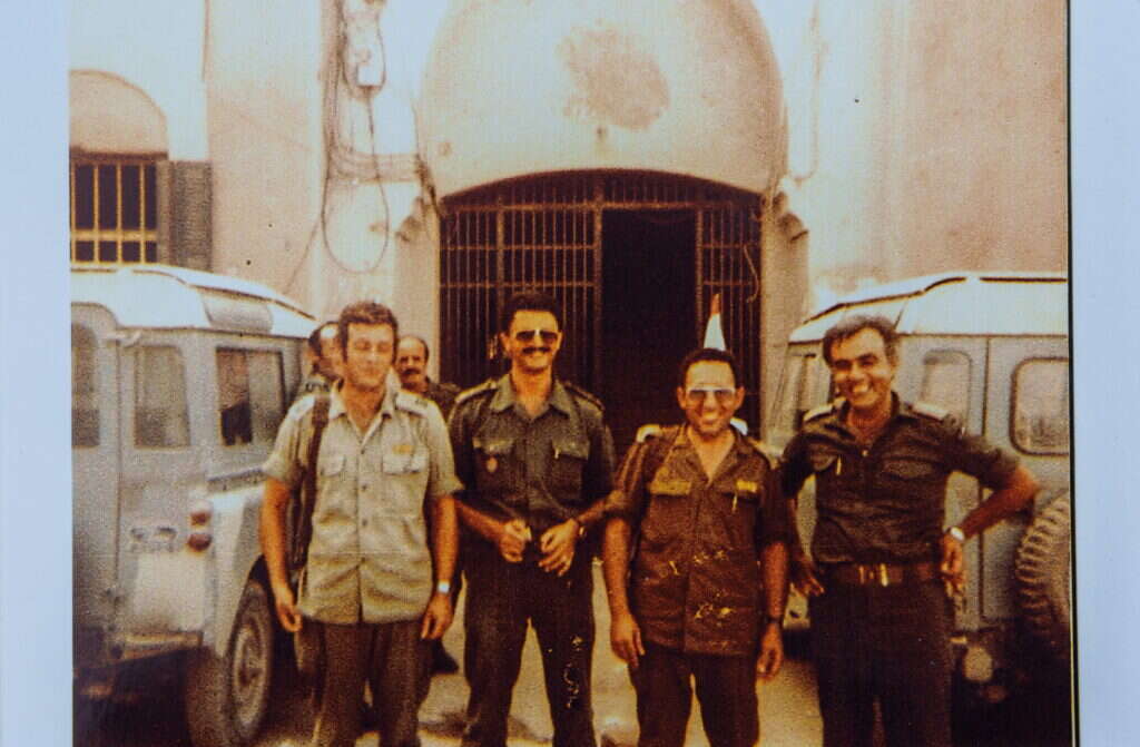 "מצאנו מלון בן שמונה קומות, ומח"ט הגזרה אישר". דנה (שני מימין) בין שני מפקדי משטרת צור. | באדיבות המצולם מאלבומו הפרטי