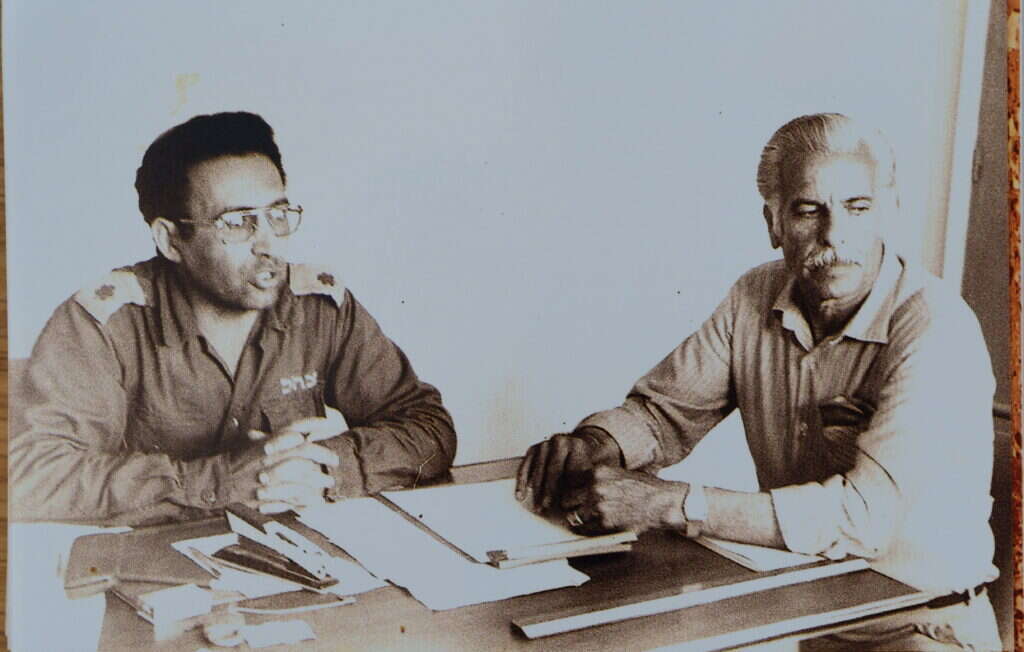 קשר אישי וצמוד. דנה עם ראש העיר עלי שעלן. | באדיבות המצולם מאלבומו הפרטי