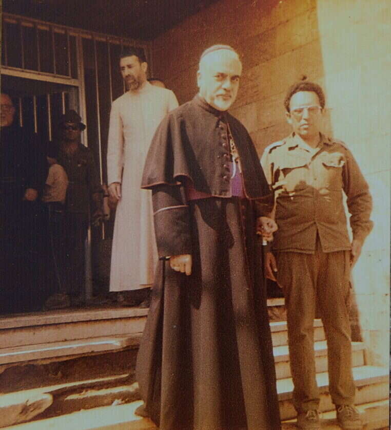 שהארכיבישוף לא יצטרך לחכות. דנה עם איש הדת הנוצרי הבכיר בצור. | באדיבות המצולם מאלבומו הפרטי