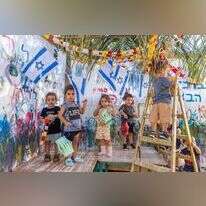 ילדים בונים סוכה. | יוסי אלוני, פלאש 90