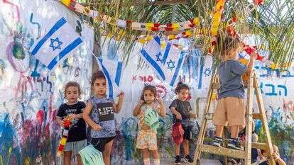 ילדים בונים סוכה. | יוסי אלוני, פלאש 90