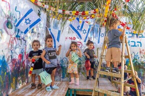 ילדים בונים סוכה. | יוסי אלוני, פלאש 90 ילדים בונים סוכה. | יוסי אלוני, פלאש 90