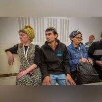 אביעד פריג'ה ובני משפחה בבית המשפט. | פלאש 90