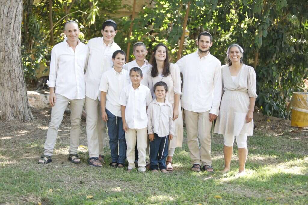 "אנחנו לא נוסעים כמעט להתארח. היציבות של הבית חשובה למשפחה". ד"ר נאמן עם אשתו והילדים. | גימינט הפקות