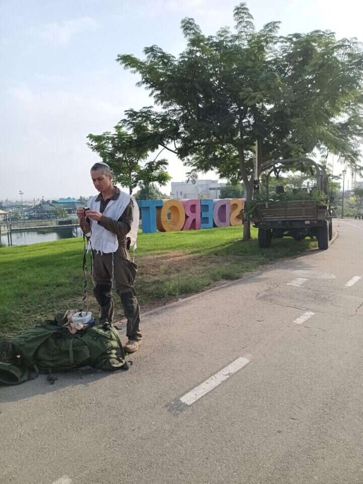 לא ידעו שזאת תהיה התמונה האחרונה. ד"ר נאמן מניח תפילין בשדרות ב־ 8 באוקטובר,
יום לפני הקרב ליד בצומת שער הנגב. | ס. פרמדיק מילואים