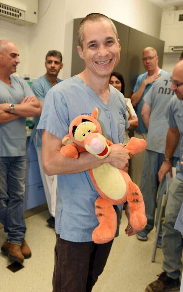 "המטופלים של איתן הכירו אותו במהלך השבוע כרופא, ופתאום הוא ישב בדיוק כמותם על ספסל המטופלים". ד"ר נאמן בבית החולים. | מתוך האוסף הפרטי