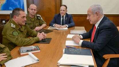 ראש הממשלה בנימין נתניהו בפגישה בלשכתו עם הרמטכ״ל רב-אלוף אייל זמיר. | מעיין טואף / לע״מ