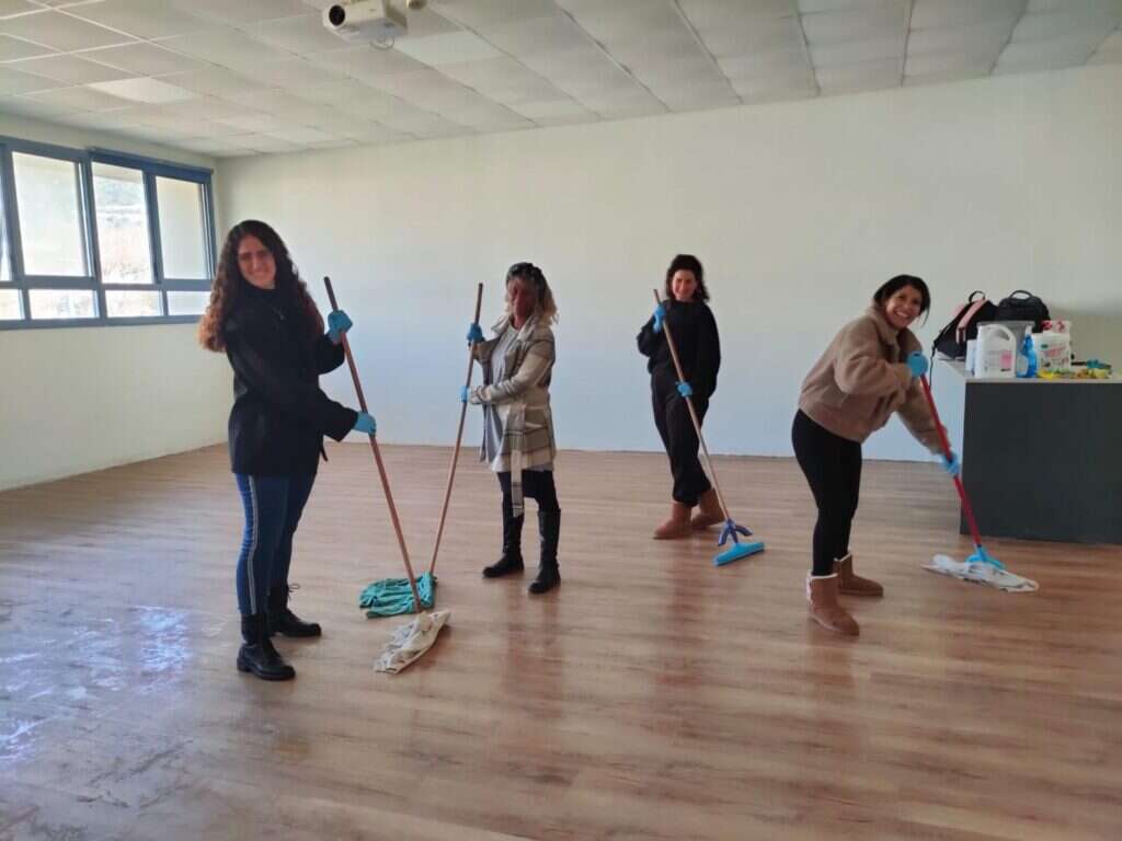 אנשי הצוות אורזים את הציוד בקריית־חיים לקראת המעבר בחזרה לאורט שלומי. | אופיר גליק