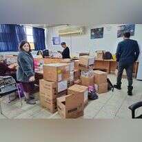 אנשי הצוות אורזים את הציוד בקריית־חיים לקראת המעבר בחזרה לאורט שלומי. | אופיר גליק