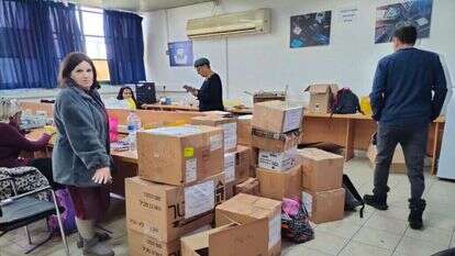 אנשי הצוות אורזים את הציוד בקריית־חיים לקראת המעבר בחזרה לאורט שלומי. | אופיר גליק