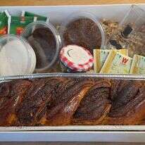 משלוח מנות עוגת שמרים ועוד. | עדן יוסף לביא