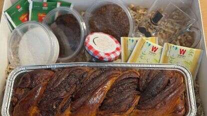 משלוח מנות עוגת שמרים ועוד. | עדן יוסף לביא