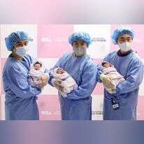 אבות טריים בקוריאה הדרומית מחזיקים את ילדיהם שנולדו בינואר האחרון. | EPA