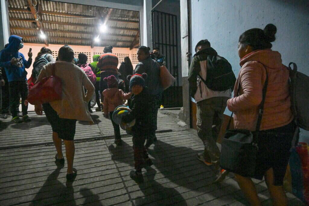 תושבים המתגוררים סמוך להר הגעש פואגו שהתפרץ, מתפנים מבתיהם. | AFP תושבים המתגוררים סמוך להר הגעש פואגו שהתפרץ, מתפנים מבתיהם. | AFP