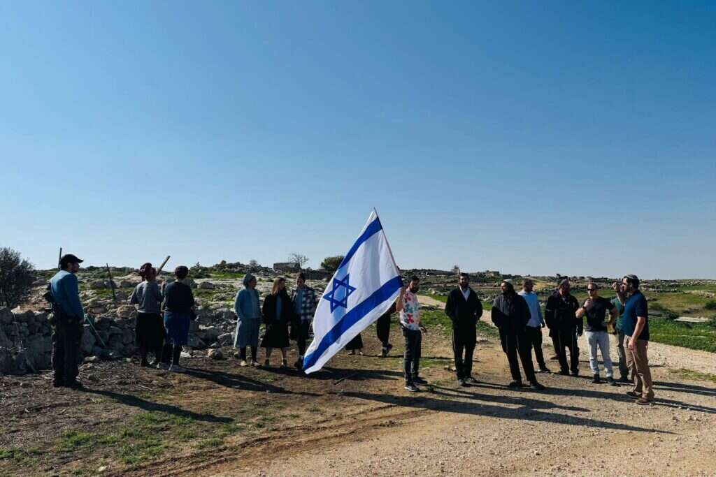 מתפללים בכניסה לאתר, הבוקר מתפללים בכניסה לאתר, הבוקר