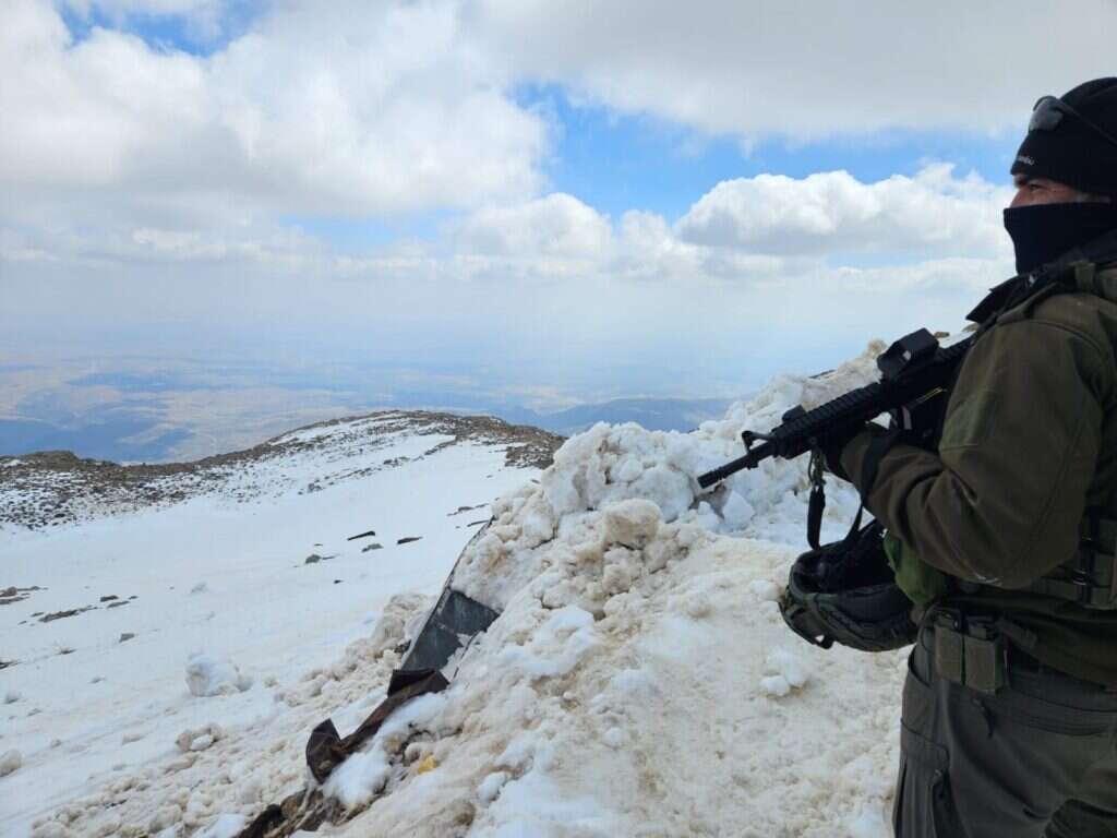 חייל צה"ל בכתר החרמון. | ישי אלמקייס