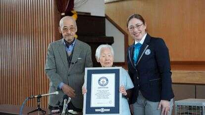 הספרית הוותיקה ביותר בעולם עם התעודה של ספר השיאים של גינס. | AFP