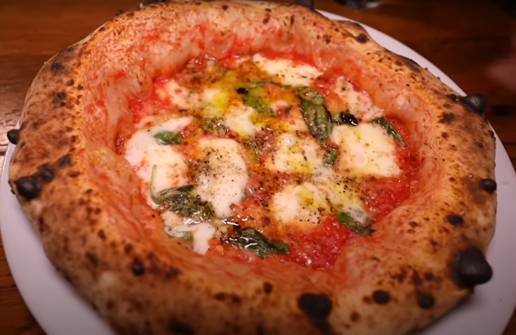 פיצריית "נאופוליטן" בחיפה. | מסך מיוטיוב