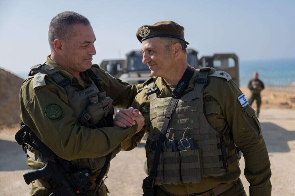 הרמטכ"ל אייל זמיר ואלוף פיקוד דרום הנכנס יניב עשור. | דובר צה"ל