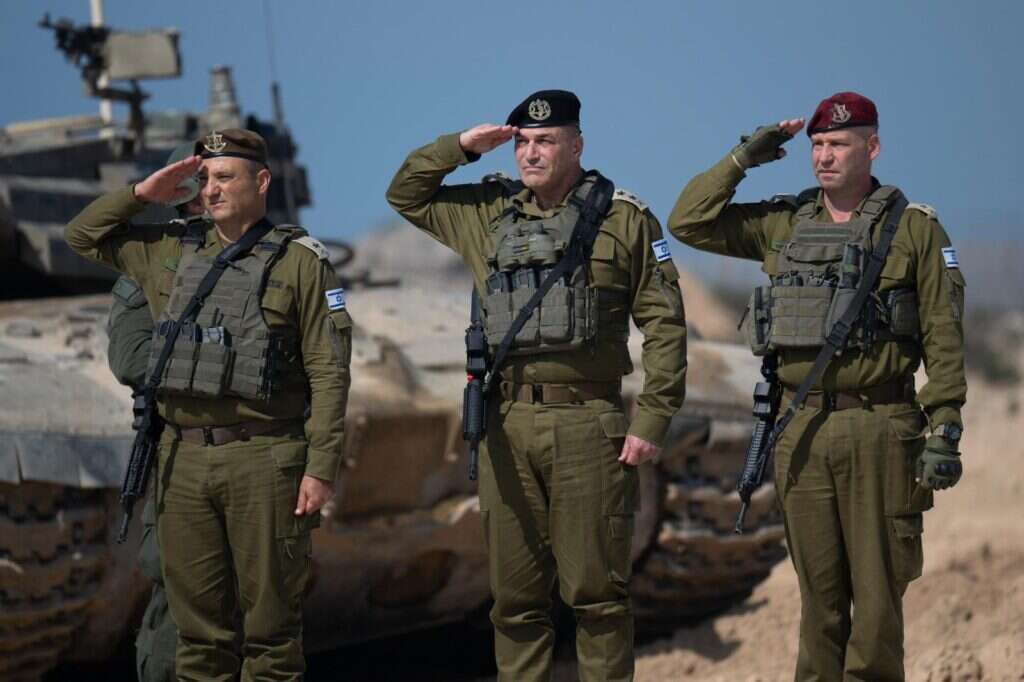 הרמטכ"ל אייל זמיר, אלוף פיקוד דרום היוצא ירון פינקלמן ואלוף פיקוד דרום הנכנס יניב עשור, בטקס חילופי המפקדים. | דובר צה"ל