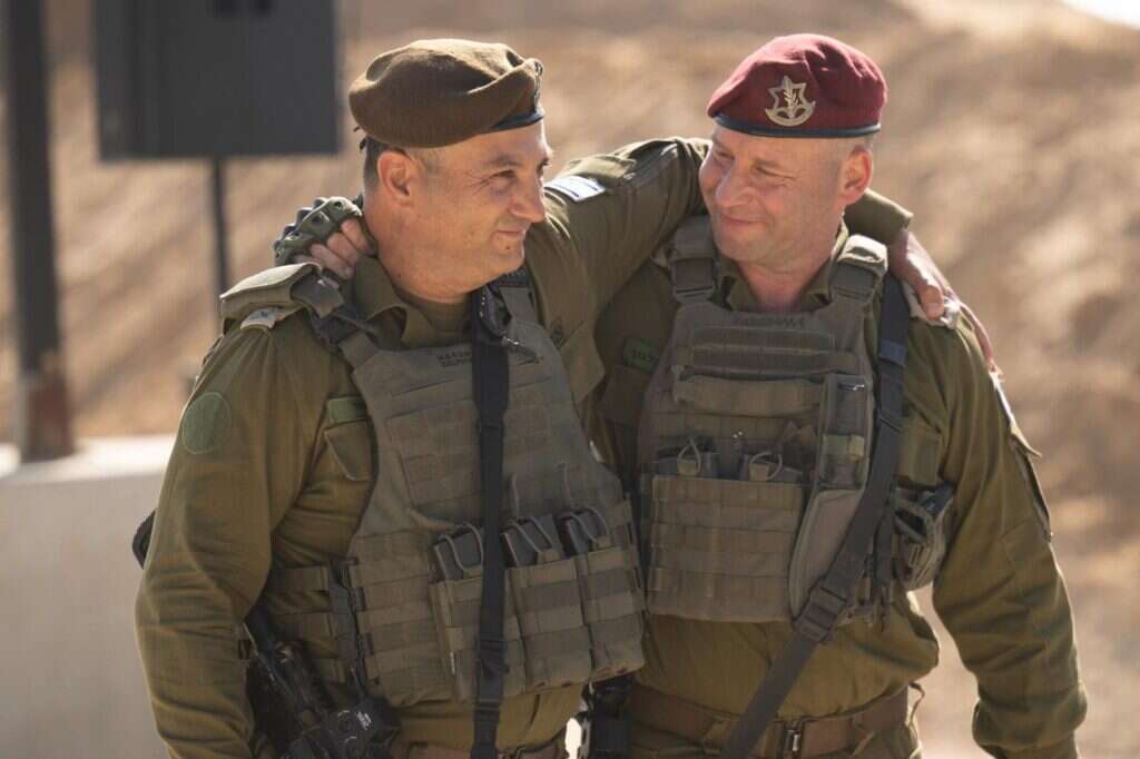 אלוף פיקוד דרום היוצא ירון פינקלמן (ימין) ומחליפו אלוף יניב עשור. | דובר צה"ל
