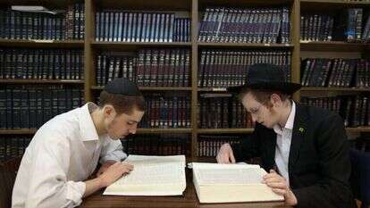 חרדים לומדים בישיבת תורת אמת בירושלים, תשע"ג-2013. | יונתן זינדל/פלאש 90