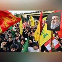 הפגנה של תומכי חיזבאללה ליד נמל התעופה של ביירות לפני הלווייתו של מזכ"ל הארגון. | EPA