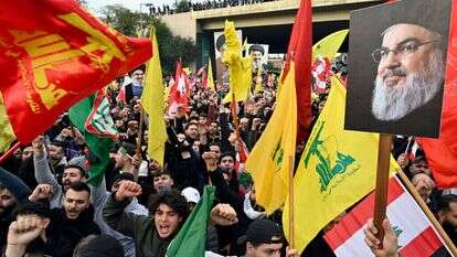 הפגנה של תומכי חיזבאללה ליד נמל התעופה של ביירות לפני הלווייתו של מזכ"ל הארגון. | EPA הפגנה של תומכי חיזבאללה ליד נמל התעופה של ביירות לפני הלווייתו של מזכ"ל הארגון. | EPA