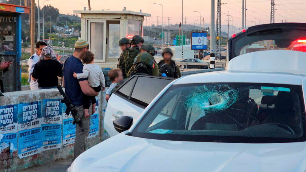"קל בעיניכם שאמא שנוסעת הביתה חוטפת אבן בשמשה הקדמית?". צומת תפוח, השבוע. | איתן שלם, TPS