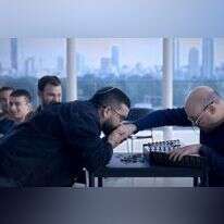 חנן בן ארי בתוכנית "ראיון מיוחד". | מסך מתוך קשת 12