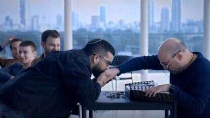 חנן בן ארי בתוכנית "ראיון מיוחד". | מסך מתוך קשת 12