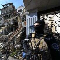 חייל המשטר החדש בזירת התקיפה הישראלית בדמשק, אתמול. | איי.אף.פי חייל המשטר החדש בזירת התקיפה הישראלית בדמשק, אתמול. | איי.אף.פי