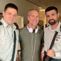 עמוס תמם, לייזי שפירא ואוהד קנולר בצילומי הסדרה על ההתנתקות. | אסתר מרים ברנדס