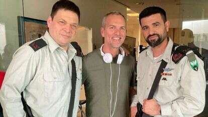 עמוס תמם, לייזי שפירא ואוהד קנולר בצילומי הסדרה על ההתנתקות. | אסתר מרים ברנדס עמוס תמם, לייזי שפירא ואוהד קנולר בצילומי הסדרה על ההתנתקות. | אסתר מרים ברנדס