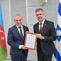שר הכלכלה של אזרבייג'ן, מיקאיל ג'בארוב מקבל את הרשיון משר האנרגיה, אלי כהן. | שלומי כהן, לע"מ