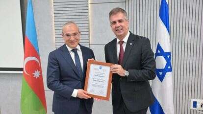 שר הכלכלה של אזרבייג'ן, מיקאיל ג'בארוב מקבל את הרשיון משר האנרגיה, אלי כהן. | שלומי כהן, לע"מ