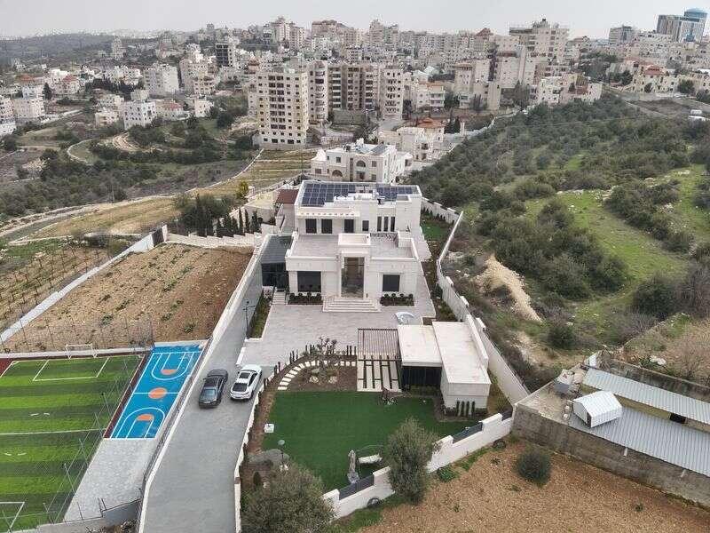 בנייה בלתי חוקית של וילה ומגרש כדורגל בסמוך לכביש 35, חוצה יהודה. | רגבים