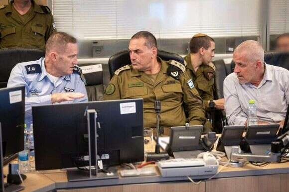 ראש המטה הכללי, רב-אלוף אייל זמיר, ראש שירות הביטחון הכללי, רונן בר ומפקד חיל האוויר, אלוף תומר בר, בבור חיל האוויר, מפקדים על התקיפות הלילה בעזה. | דובר צה"ל ראש המטה הכללי, רב-אלוף אייל זמיר, ראש שירות הביטחון הכללי, רונן בר ומפקד חיל האוויר, אלוף תומר בר, בבור חיל האוויר, מפקדים על התקיפות הלילה בעזה. | דובר צה"ל