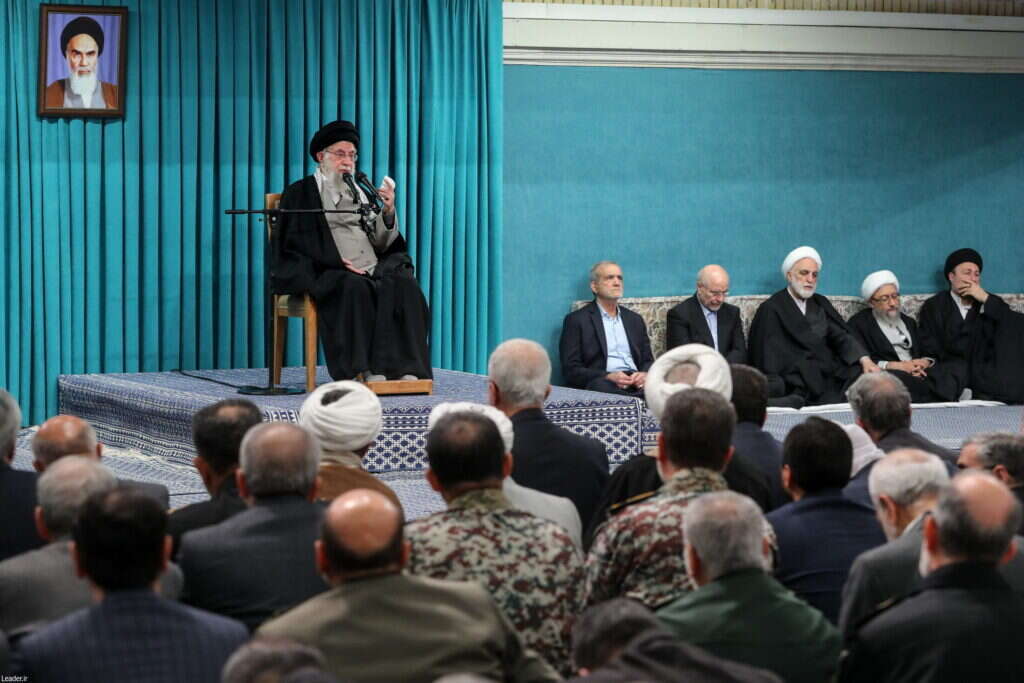 המנהיג העליון של איראן עלי חמינאי עם בכירי משטרו, החודש. | EPA